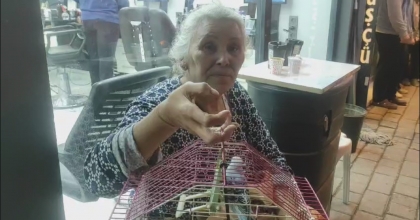 EVİ YANDI AMA CAN YOLDAŞINI TERK ETMEDİ