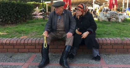 AYAĞINDA KÖRÜKLÜ ÇİZMESİ, ELİNDEN TESBİHİ DÜŞMÜYOR