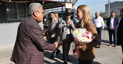 BAŞKAN DOĞAN HER DURAKTA ÇİÇEKLERLE KARŞILANIYOR