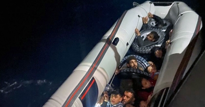 BATMAK ÜZERE OLAN LASTİK BOT İÇİNDEKİ DÜZENSİZ GÖÇMENLER KURTARILDI