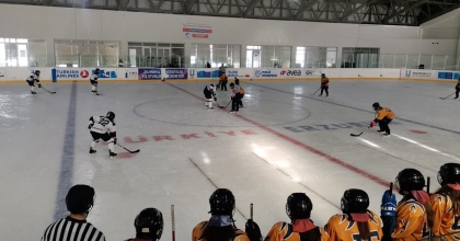 BUZ HOKEYİ KADIN VE ERKEK TAKIMLARI İLK CİDDİ SINAVLARINA ÇIKTI