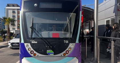 ÇİĞLİ TRAMVAYI “KIRMIZI” VE “MAVİ” HATLA İZMİRLİLERİN HİZMETİNDE