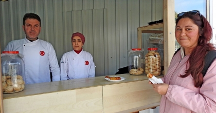 DEPREMZEDE AİLE ÇEŞME'DE POĞAÇA-BÖREK SATARAK HAYATA TUTUNDU