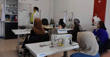 DOSTEM’DE DÜZ DİKİŞ MAKİNECİ EĞİTİMİ