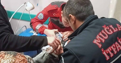 MUĞLA İTFAİYESİNDEN HASTANEDE ‘YÜZÜK’ OPERASYONU  