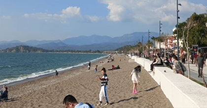 FETHİYE'DE GÜNEŞLİ HAVAYI GÖREN, SAHİLE KOŞTU