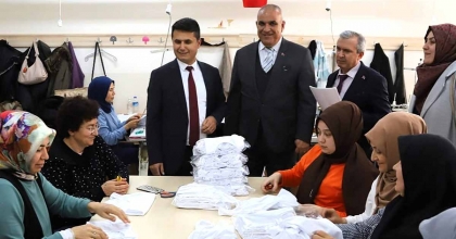 GAZZELİ ÇOCUKLAR İÇİN ACIPAYAM’DA ÇAMAŞIR ÜRETİLİYOR