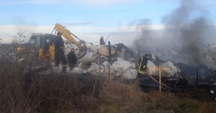 GEDİZ’DEKİ HURDALIK YANGINI KORKUTTU