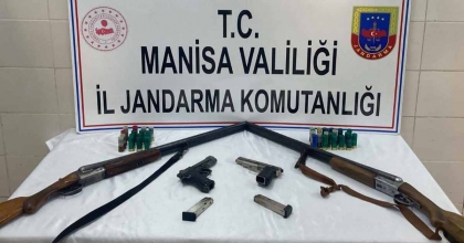 İKİ EVDE YAPILAN ARAMADA RUHSATSIZ SİLAH VE TÜFEKLER ELE GEÇİRİLDİ