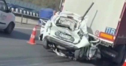 İKİ TIRIN ARASINDA KALAN ARAÇ KAĞIT GİBİ EZİLDİ, 1 KİŞİ ÖLDÜ