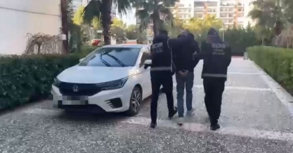 İNTERPOL TARAFINDAN KIRMIZI BÜLTENLE ARANAN ZANLI İZMİR’DE YAKALANDI