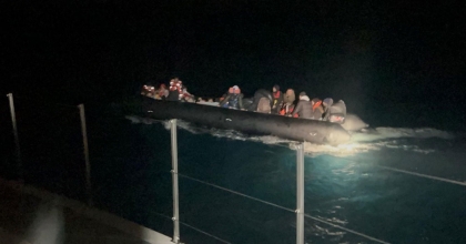 İZMİR AÇIKLARINDA 20'Sİ ÇOCUK 50 DÜZENSİZ GÖÇMEN YAKALANDI