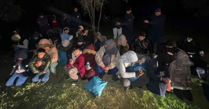 İZMİR’DE 3 GÖÇMEN KAÇAKÇISI TUTUKLANDI