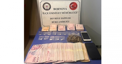 İZMİR’DE BİR ARACIN TEYP BÖLÜMÜNDEN KOKAİN VE BİNLERCE LİRA ÇIKTI