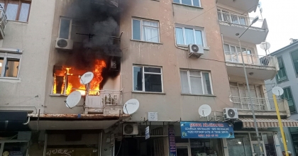 İZMİR’DE EV YANGINI: 3 KİŞİ DUMANDAN ETKİLENDİ