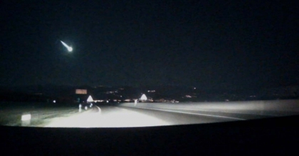 İZMİR'DE GÖKYÜZÜNDE HEYECAN UYANDIRAN GÖRÜNTÜ: METEOR DÜŞTÜ İDDİASI