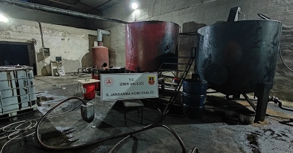 İZMİR’DE KAÇAKÇILARA BASKIN: 11 BİN LİTRE KAÇAK AKARYAKIT ELE GEÇİRİLDİ