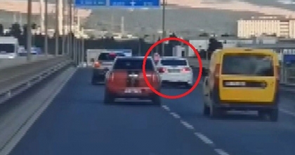 İZMİR'DE MAKAS ATARAK TRAFİĞİ TEHLİKEYE ATAN SÜRÜCÜ YAKALANDI