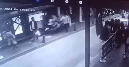 İZMİR'DE MOTOSİKLET KALDIRIMDA YÜRÜYEN YAYALARIN ARASINA DALDI: 3 YARALI 