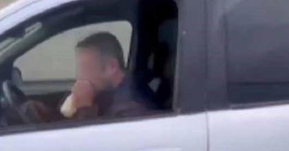 İZMİR'DE ŞOK GÖRÜNTÜ: DİREKSİYON BAŞINDA UÇUCU MADDE ÇEKTİ