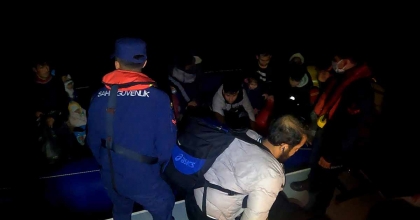 İZMİR AÇIKLARINDA DÜZENSİZ GÖÇMEN HAREKETLİLİĞİ   