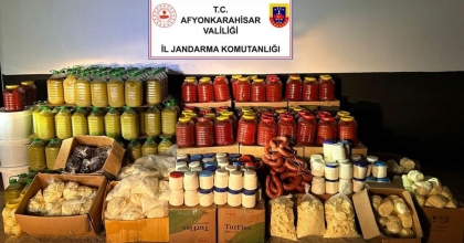 JANDARMADAN SAHTE ZEYTİN YAĞI VE KAÇAK GIDA MADDESİ OPERASYONU