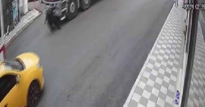 KAMYONUN ALTINDA EZİLEN KADIN HAYATINI KAYBETTİ  