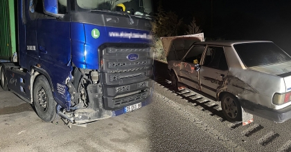 KARAYOLUNDA ARIZALANAN OTOMOBİLE TIR ÇARPTI: 1 ÖLÜ