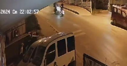 KUŞADASI'NDA 2 MOTOSİKLET KAFA KAFAYA ÇARPIŞTI... O ANLAR KAMERADA