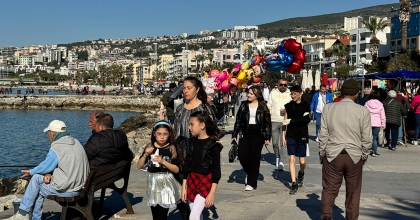 KUŞADASI’NDA ŞUBAT AYINDA GÜNEŞLİ HAVA SAHİLİ CANLANDIRDI