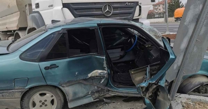 KÜTAHYA'DA KAMYON İLE OTOMOBİL ÇARPIŞTI: 2 YARALI  