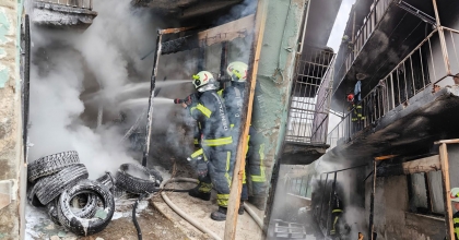 LASTİKLER TUTUŞTU, TEHLİKE BÜYÜDÜ