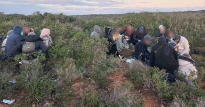 MAKİLİK ALAN İÇERİSİNE GİZLENMİŞ DÜZENSİZ GÖÇMENLERİ İNSANSIZ HAVA ARACI BULDU