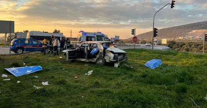 MANİSA'DA TIR İLE OTOMOBİL ÇARPIŞTI: 3 ÖLÜ 2 YARALI  