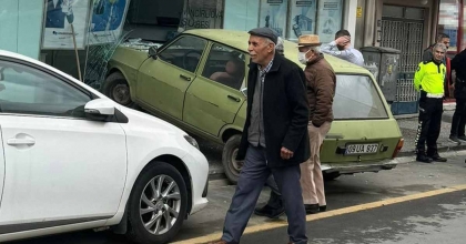 OTOMOBİL BANKA ŞUBESİNE GİRDİ