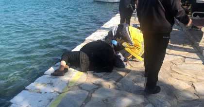 ÖZÇEKİM YAPMAK İSTERKEN DENİZE DÜŞTÜLER