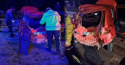 REFÜJE ÇARPIP TAKLA ATAN OTOMOBİL KAĞIT GİBİ EZİLDİ