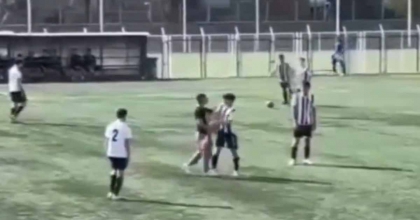 SAHAYA GİREN TARAFTAR, OYUNCULARA SALDIRDI  