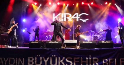 SEVİLEN SANATÇI KIRAÇ ŞARKILARINI AYDINLILAR İÇİN SESLENDİRDİ 