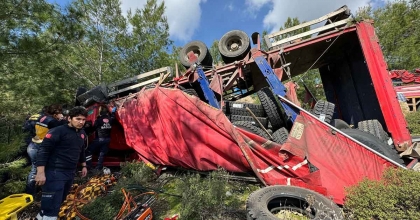 SEYDİKEMER’DE KAMYONDA SIKIŞAN SÜRÜCÜYÜ İTFAİYE KURTARDI  