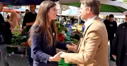 SİYASETTE ÖZLENEN TABLO: CHP'Lİ VE MHP'Lİ ADAY BİRBİRİNE SARILIP BAŞARI DİLEDİ