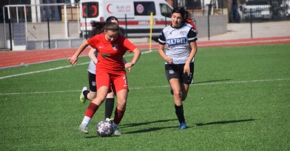 SULTANLAR İLK YARIDA FİŞİ ÇEKTİ