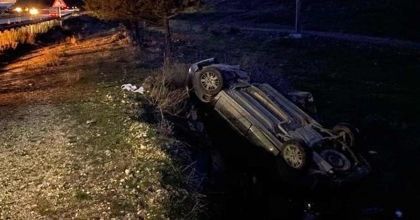 TAKLA ATIP ŞARAMPOLE GİREN OTOMOBİLDE 2 KİŞİ YARALANDI  