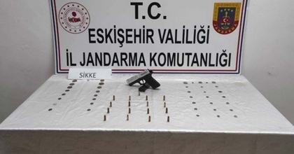 TARİHİ ESER VE RUHSATSIZ TABANCA SATMAK İSTERKEN YAKALANDILAR  