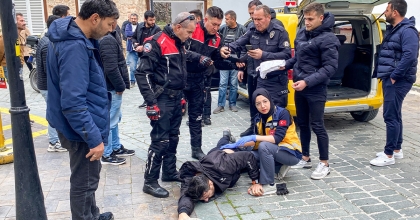 TİCARİ TAKSİ VE MOTOSİKLET SÜRÜCÜSÜ ARASINDA YOL VERME KAVGASI: 1 YARALI