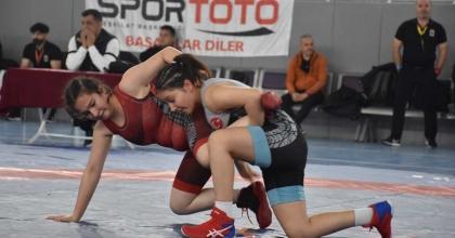 U-17 KADINLAR GÜREŞ TÜRKİYE ŞAMPİYONASI BAŞLADI  