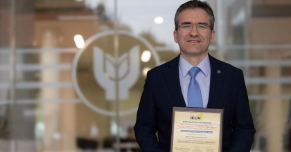 ULUSLARARASI TOPLULUKTAN “EN SEÇKİN PROFESÖR” ÖDÜLÜ