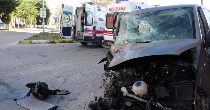 UŞAK'TA MEYDANA GELEN KAZADA 4 KİŞİ YARALANDI  