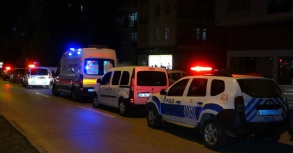 YAŞLI ADAM OTURDUĞU APARTMANIN ÖNÜNDE ÖLÜ BULUNDU 