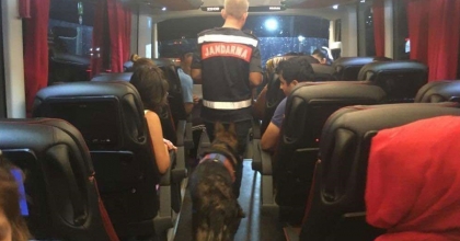 YOL KONTROLÜNDE DURDURULAN 5 ŞÜPHELİ UYUŞTURUCU İLE YAKALANDI